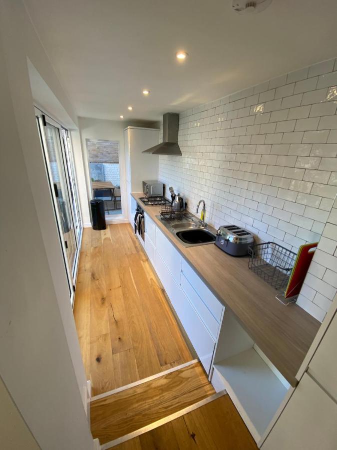 Stylish 2 Bedroom Cottage, Close To Town Centre เวอร์ทิง ภายนอก รูปภาพ