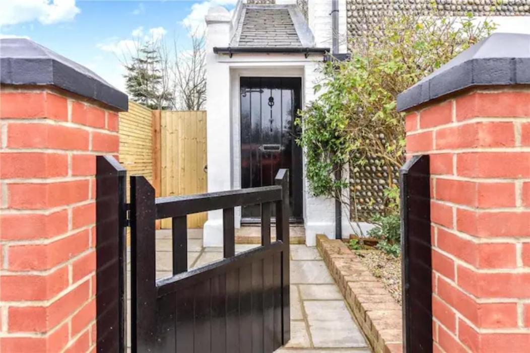 Stylish 2 Bedroom Cottage, Close To Town Centre เวอร์ทิง ภายนอก รูปภาพ